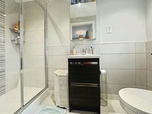 Ensuite- click for photo gallery